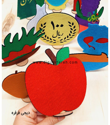 هفت سین روی پایه ی چوبی