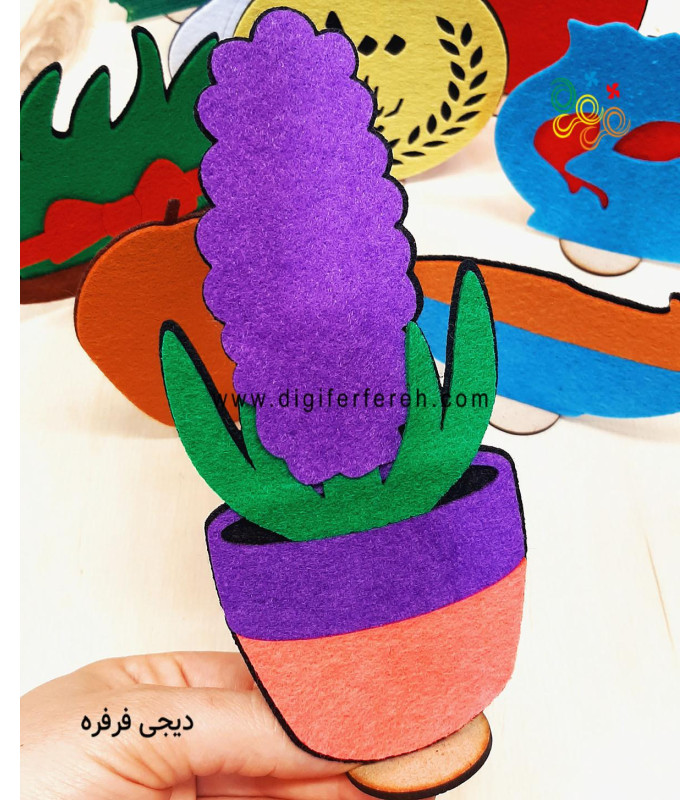 هفت سین روی پایه ی چوبی