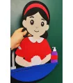 دختر در حال شستن دست ها